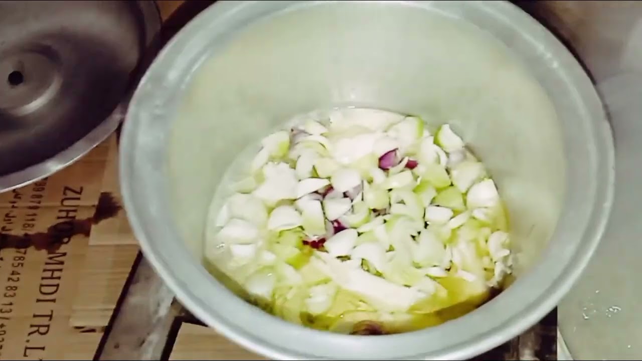 منور خانم امروز آش درست کرده دوستان عزیز لطفاً لایک و سبسکرایپ کنید 🙏🙏🙏 تشکر 