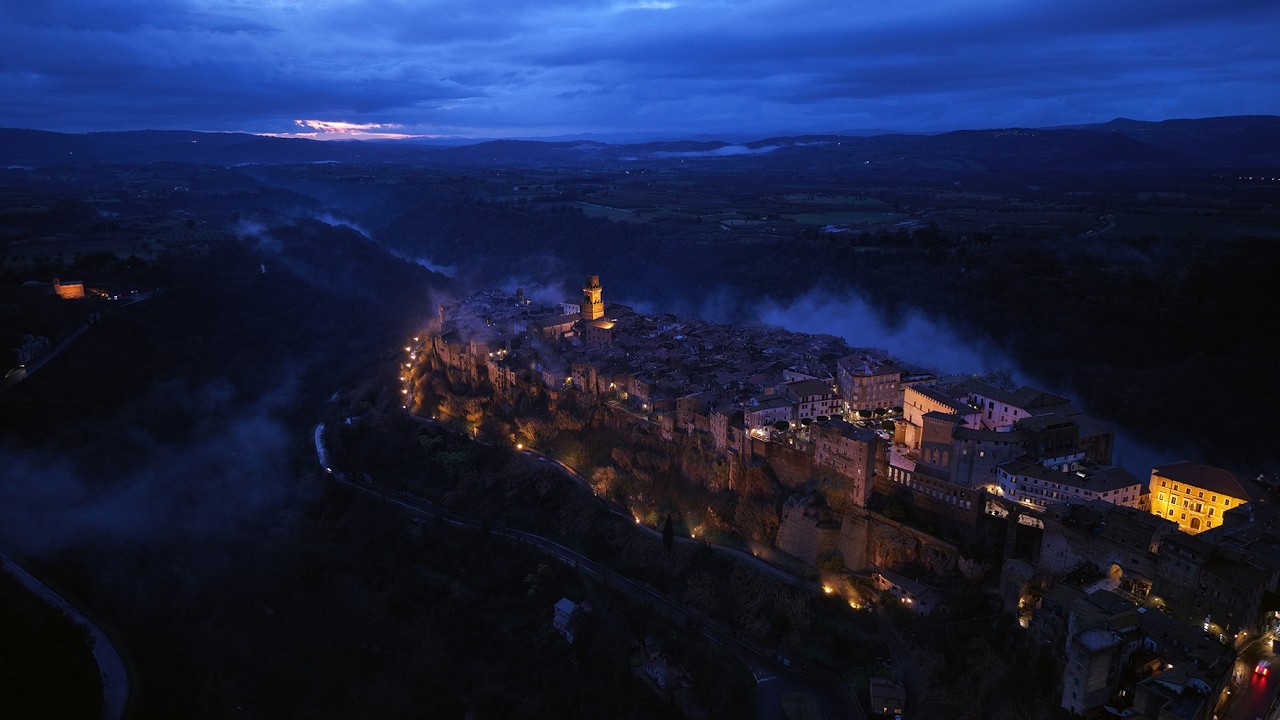 Pitigliano, il borgo medievale tra luce e storia