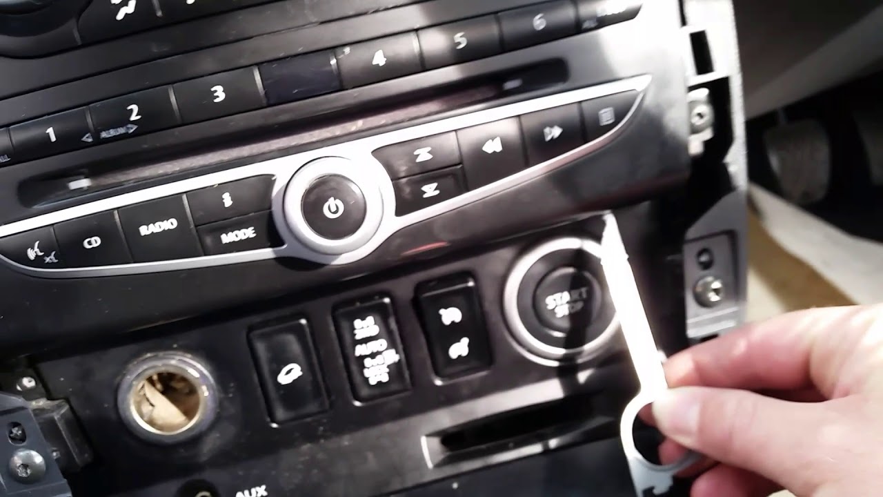 Снятие головного устройства / CD-чейнджера Renault Koleos 2008