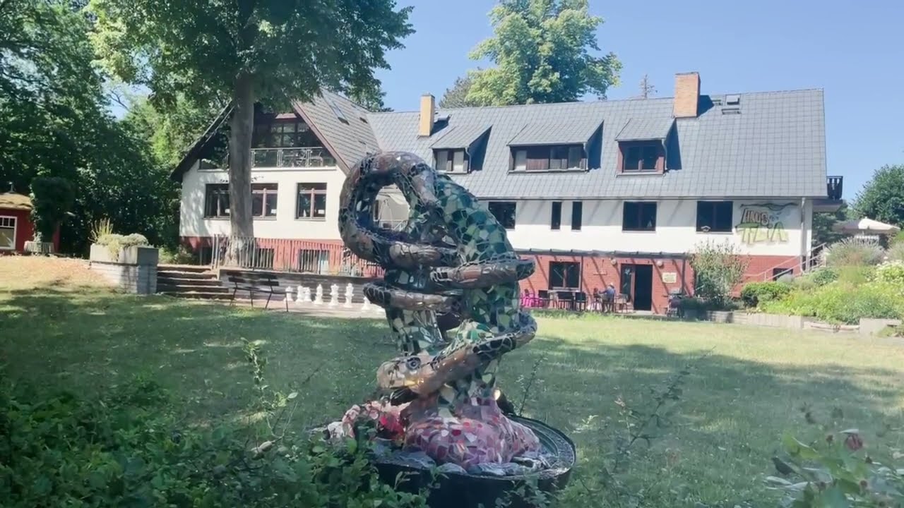Ferch: Willkommen im Malerdorf! Die „Perle am Schwielowsee“ & ObstkistenBühne im Künstlerdorf.