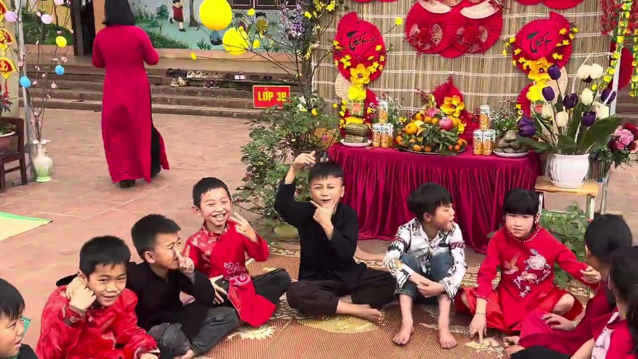 Khâu chuẩn bị ngày tết cho các bạn nhỏ. 