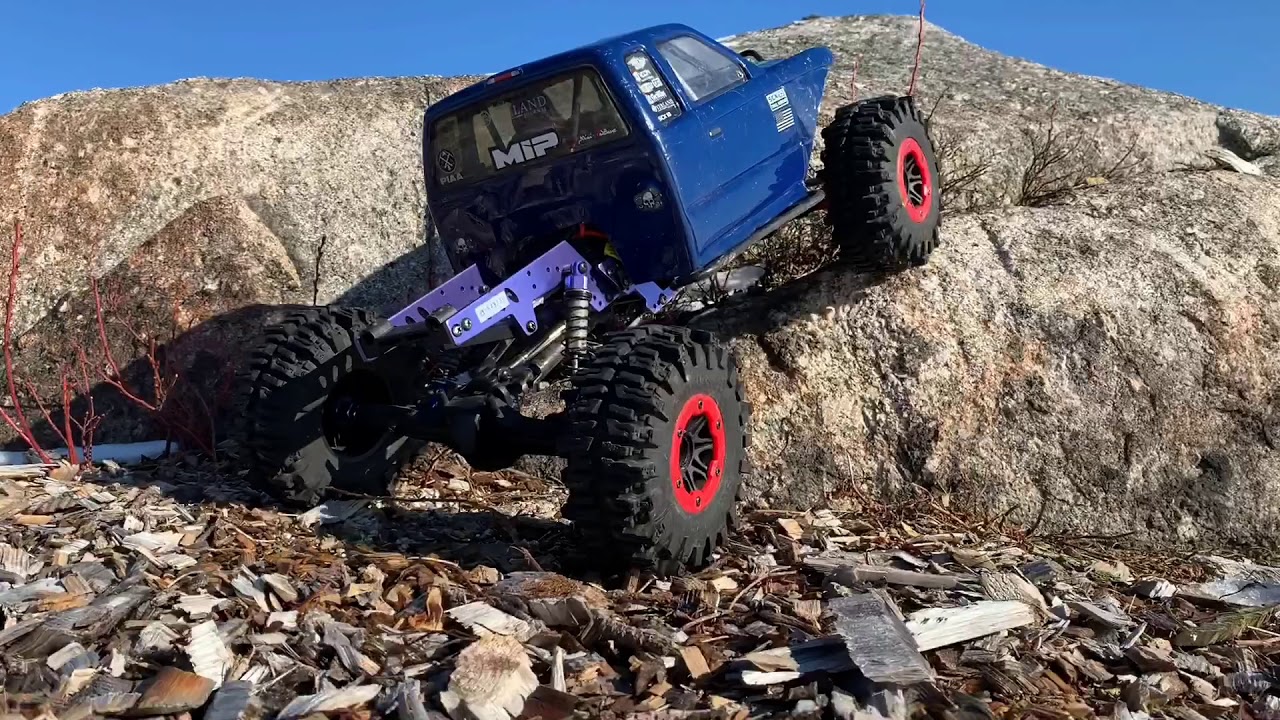 Rgt Rock Hammer vs Axial RR10 Bomber