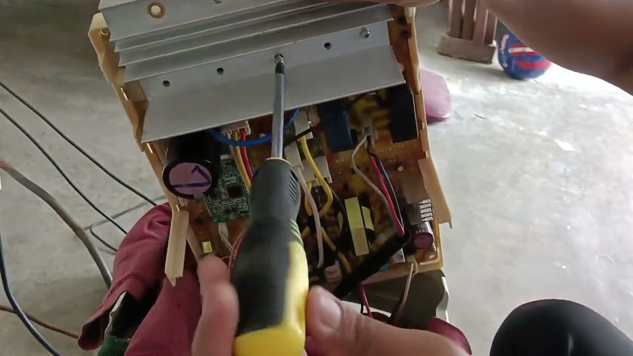 Hitachi Dc Inverter 4 kali berkedip.