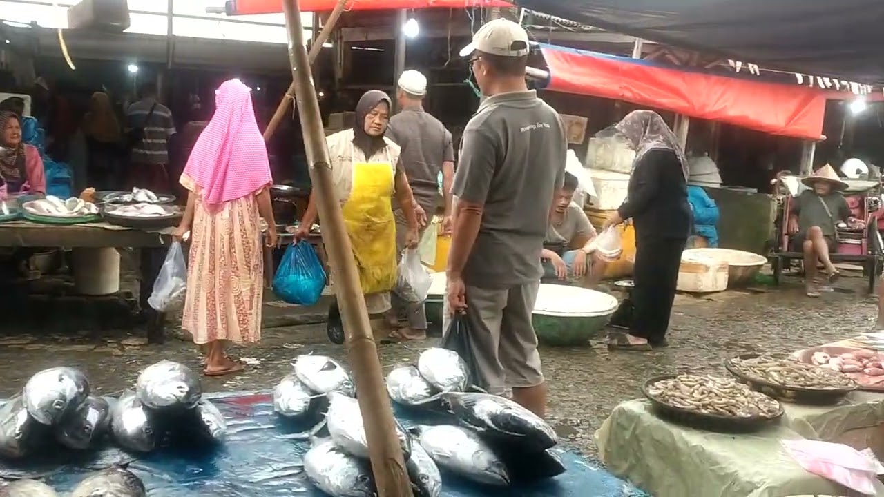 Lapak tongkol kang Sam'un di pasar ikan labuan