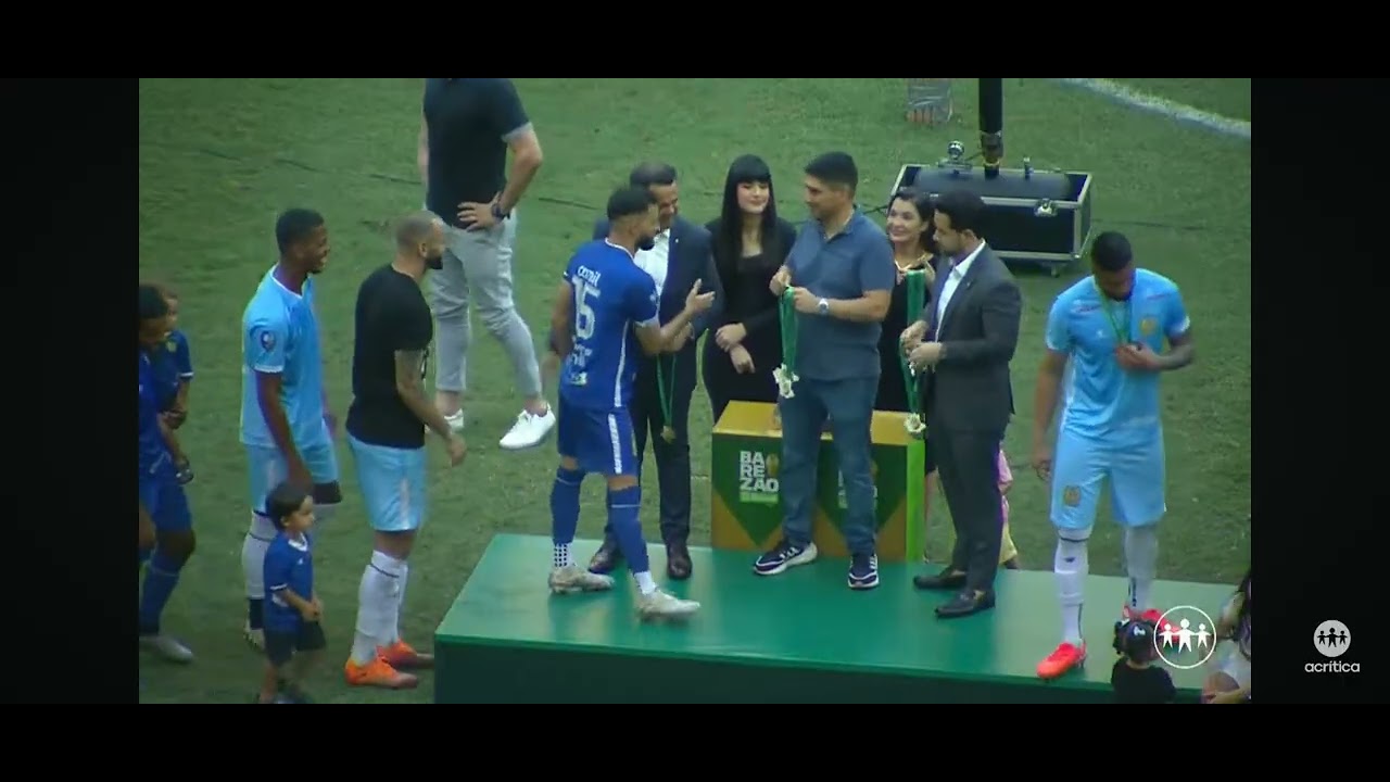 Nacional levantando a taça do segundo turno do barezao 2026 