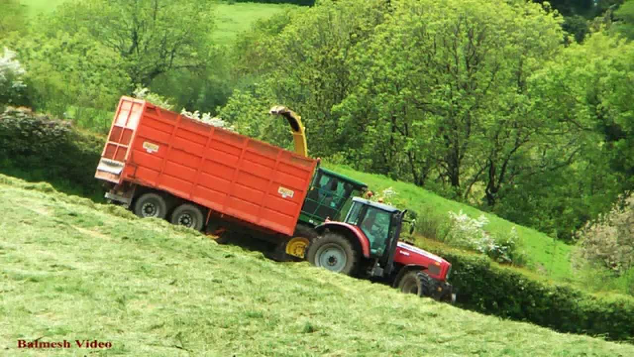 Silaging with John Deere 7750 on Steep Land.
