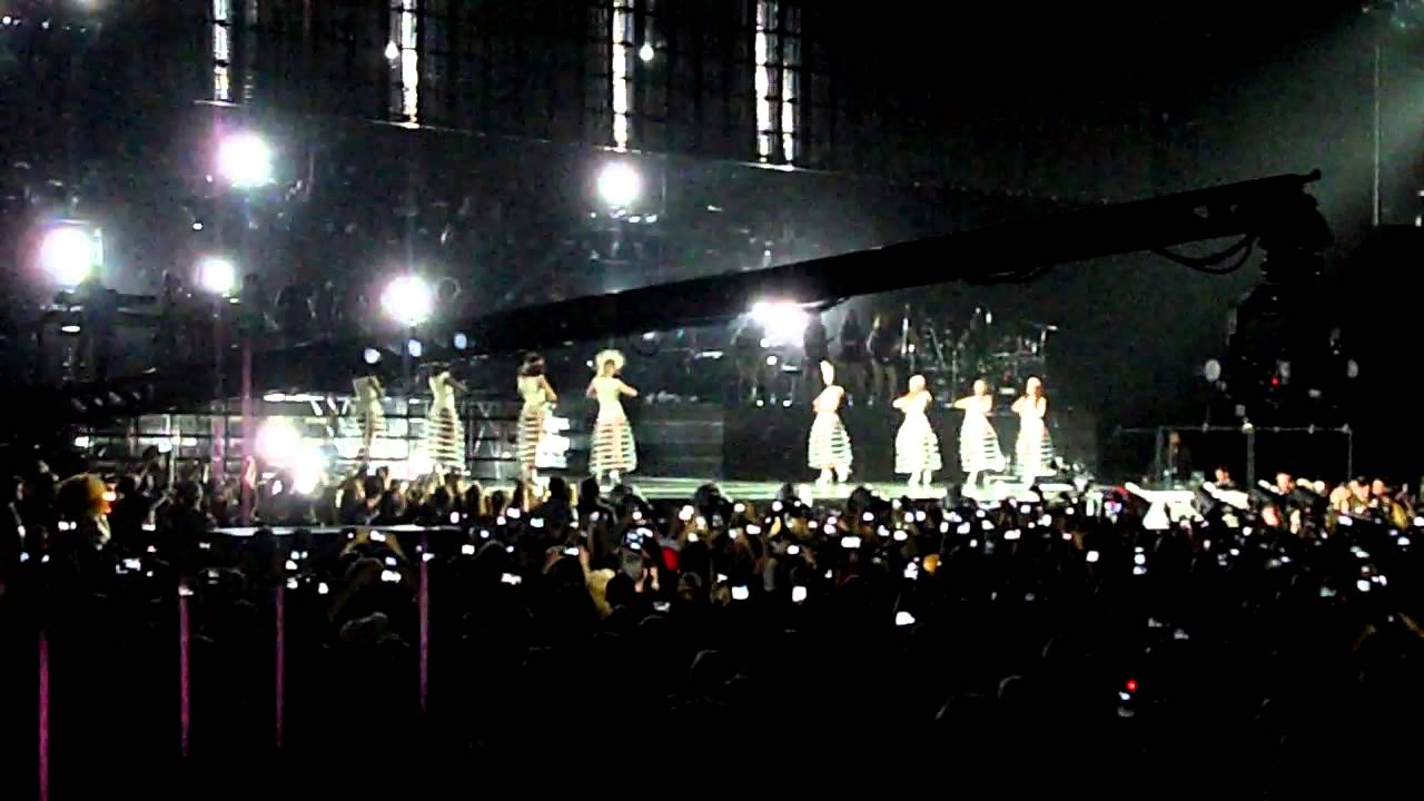 Beyonce - Intro + Run The World (Sportpaleis, Antwerp 31.05, Mrs. Carter Show World Tour - Full HD)