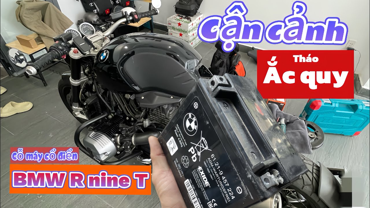 Thay ắc quy BMW R nine T CẬN CẢNH | Replacing the battery for a BMW R nine T.