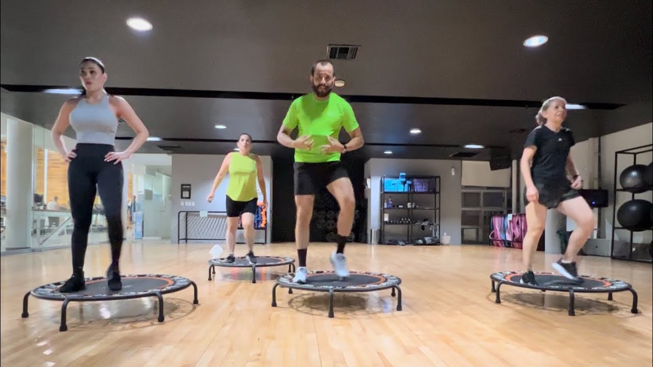 Viernes de Power Jump Night; entrenamiento en Mini Trampolin. A quemar Calorías 🐸💪🏻😃🏆🌈✅