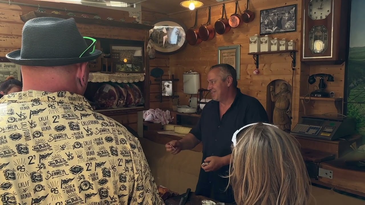 Un stand du marchè est un chanteur