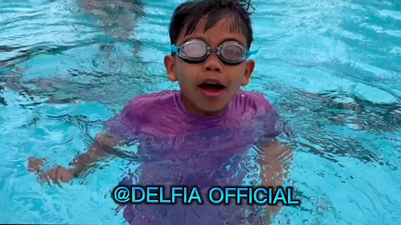 FAREL PRAYOGA berenang bersama kluarga