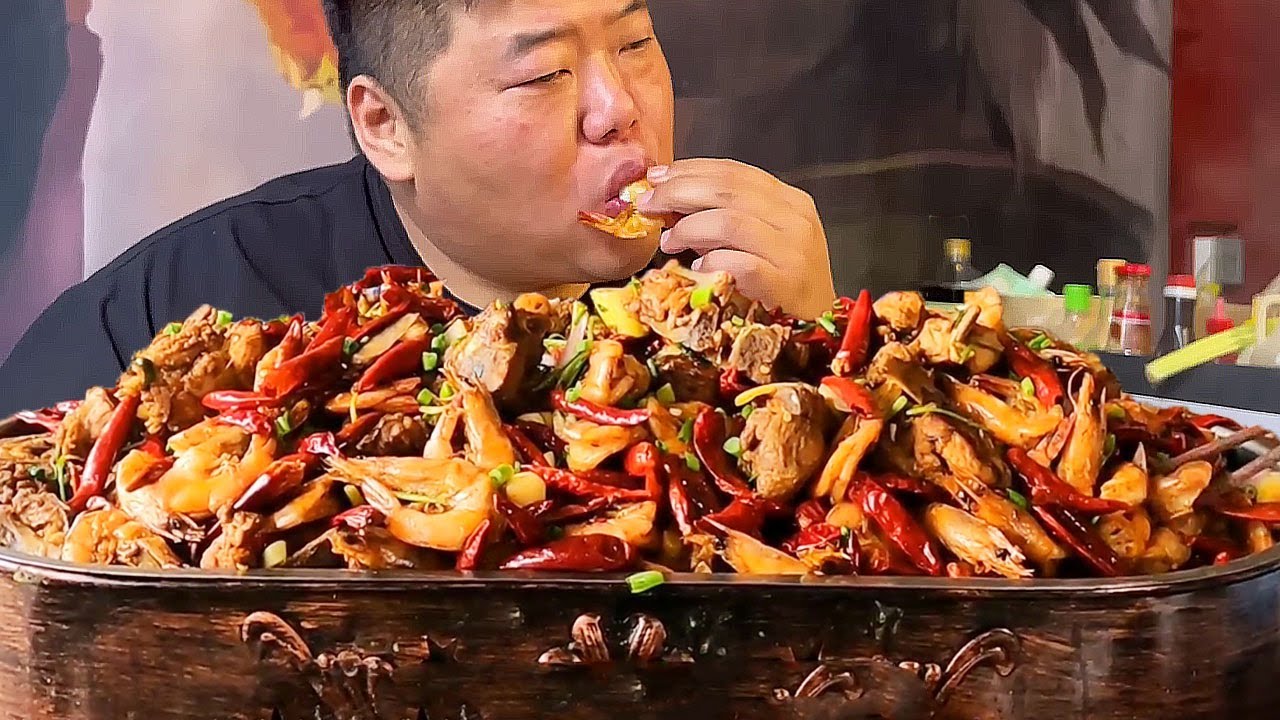 猴哥又偷偷开小灶，一大盆排骨大虾焖锅，麻辣干香过瘾！【胖猴仔】
