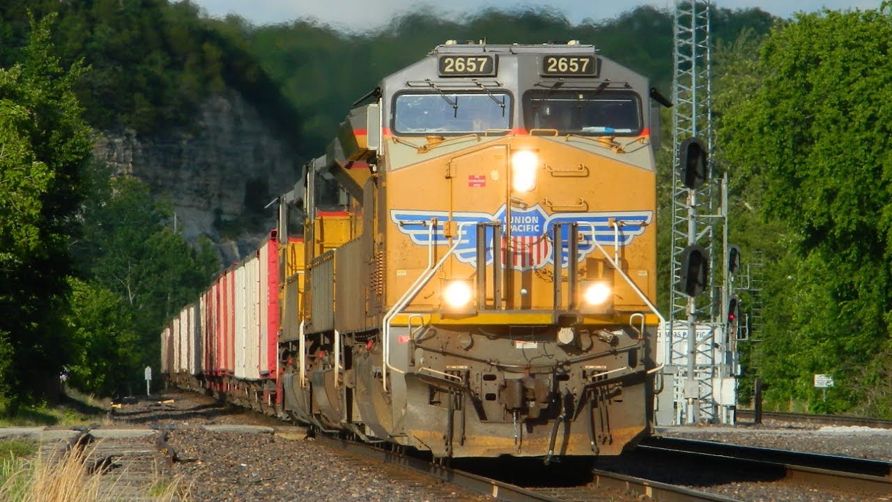 Railfanning Pacific Missouri! Non-Stop 60 mph high speed freight trains!