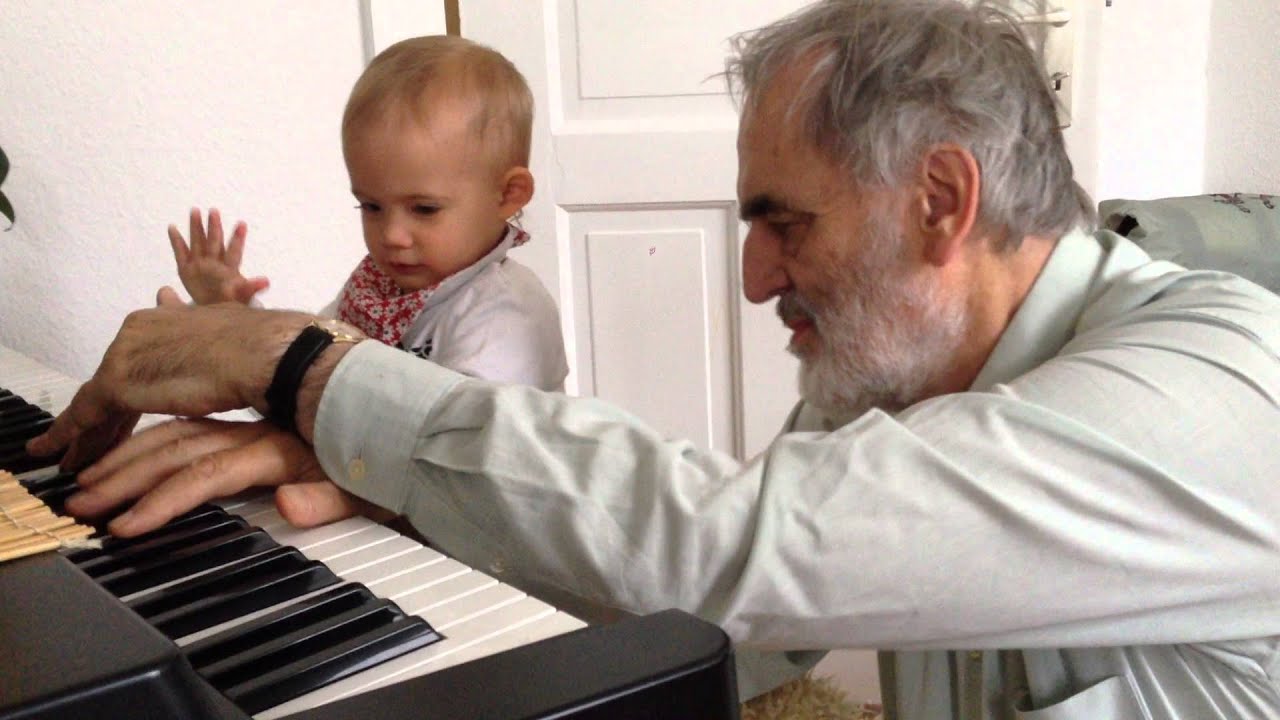 mit Opa Helmut am Klavier