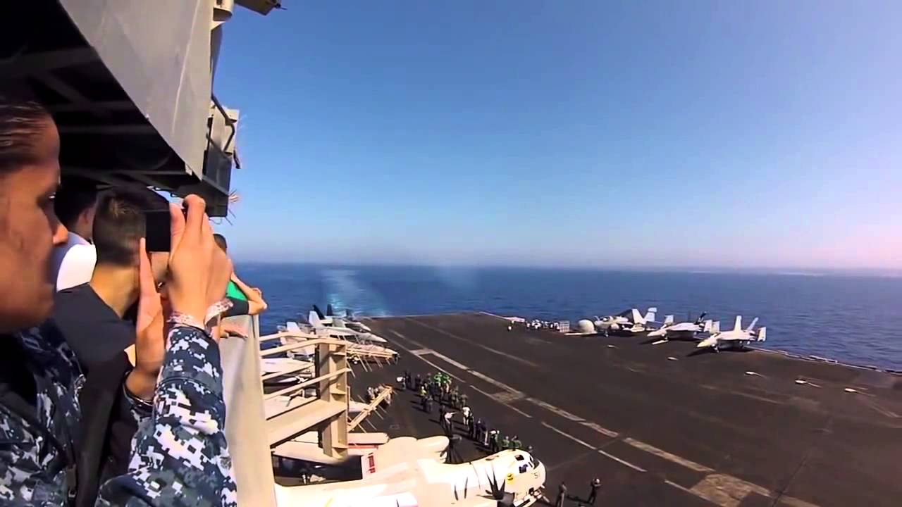 Un avion de chasse passe le mur du son