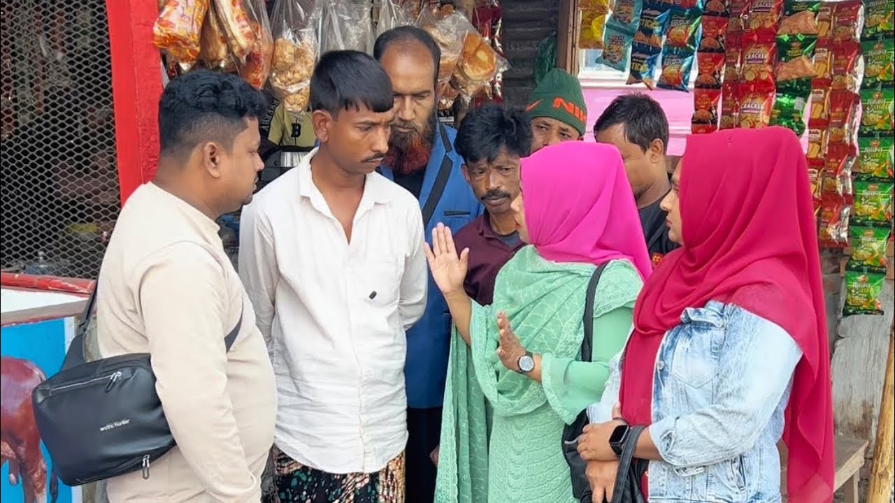 দোকানে বসা লোকটি পথচারী মহিলার গায়ে পানি দিলো অতঃপর যা ঘটলো