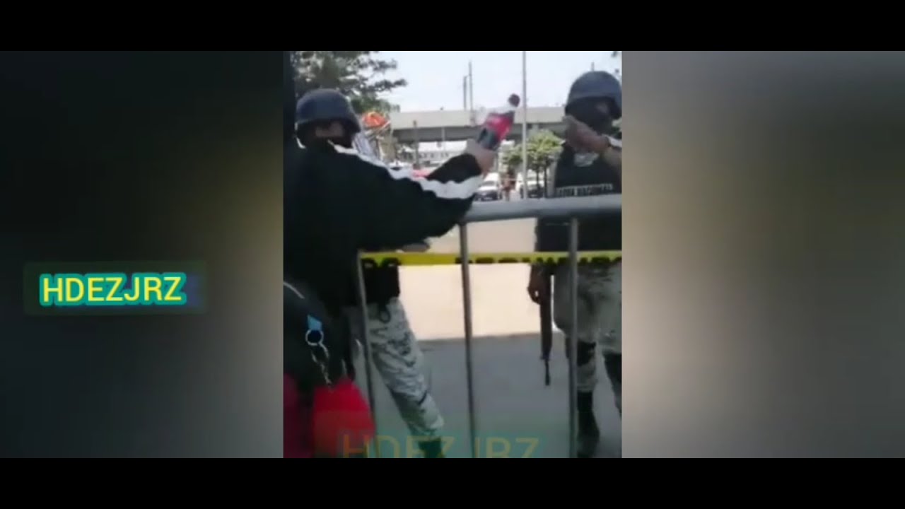 MUJER LE REGALA AGUA Y COCAS A LOS SOLDADOS(GN) QUE ESTÁN DANDO SEGURIDAD EN EL ACCIDENTE DEL METRO