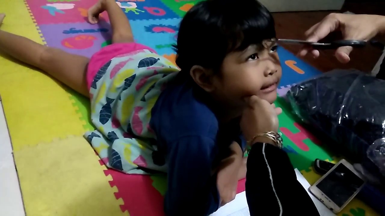 LITTLE GIRL'S CUTE HAIRCUT, Zahra di potong rambut sama mama