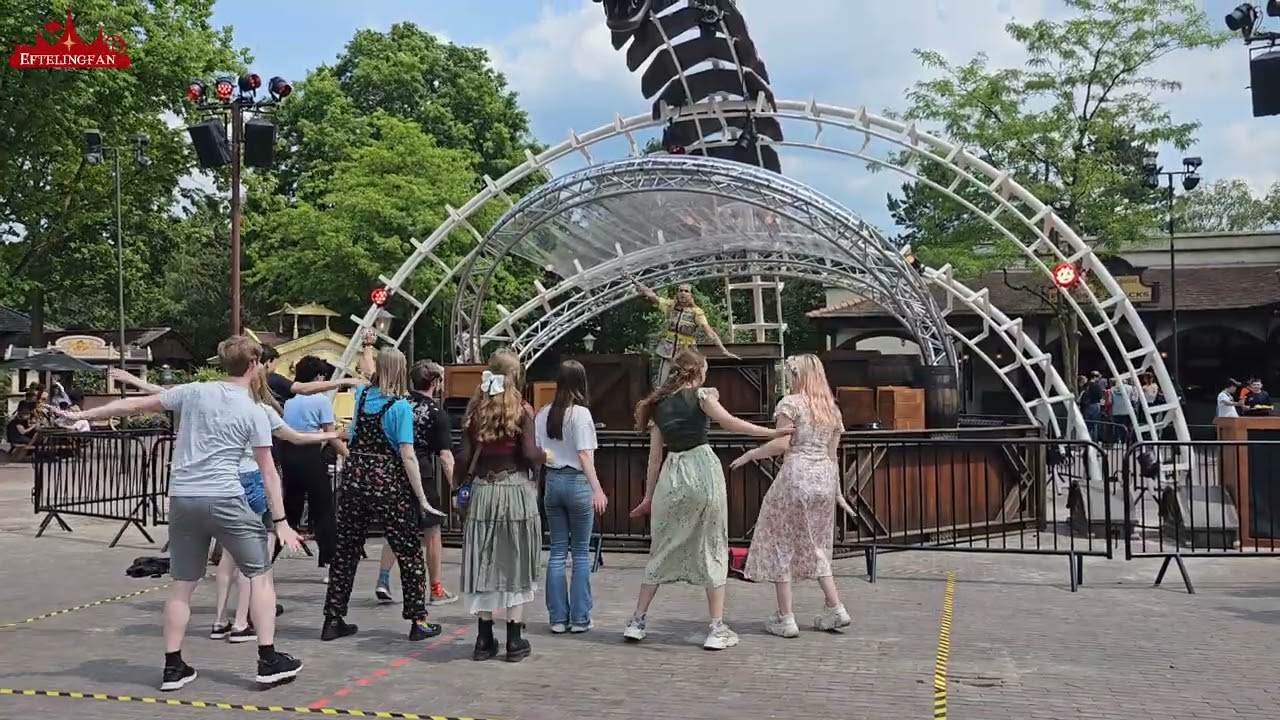 Dansen bij DJ Dizzy in de Efteling 2023
