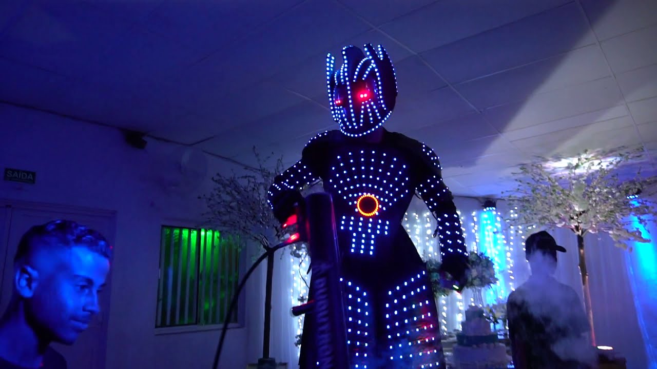 Incrível abertura da balada - Festa de 15 anos com Robo de Led