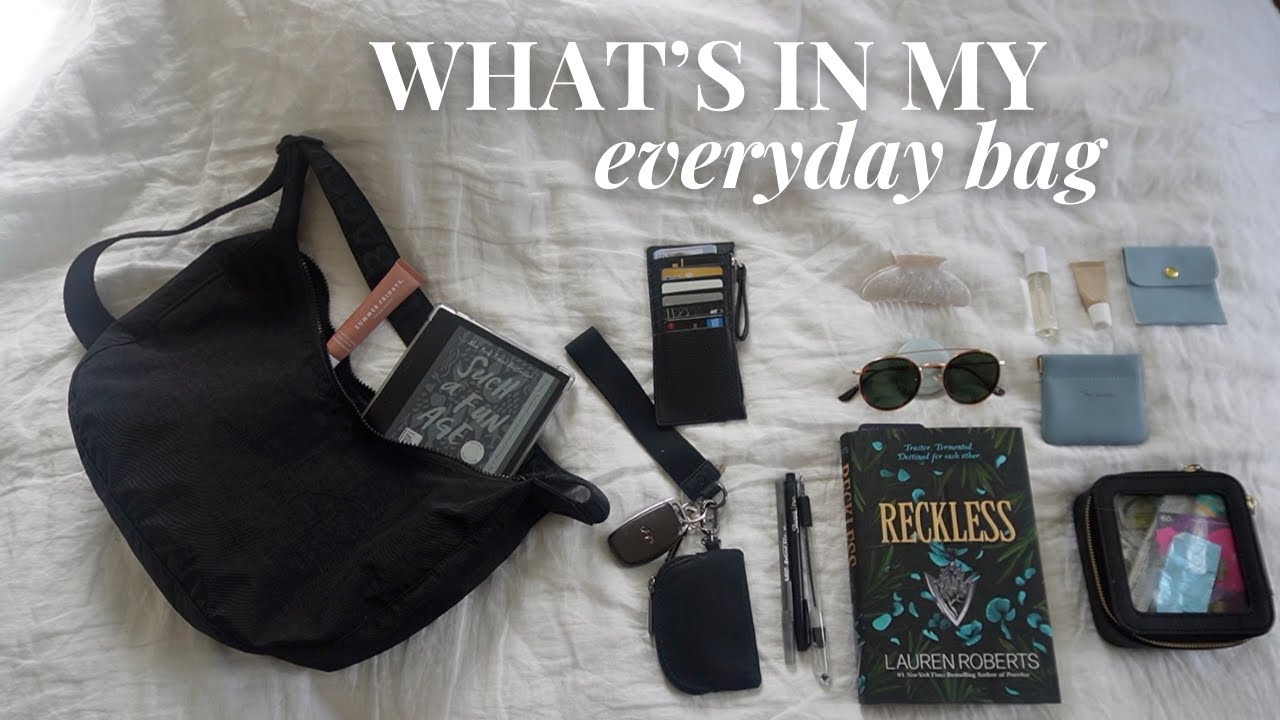 what's in my everyday bag 👜  baggu medium crescent bag + everyday essentials