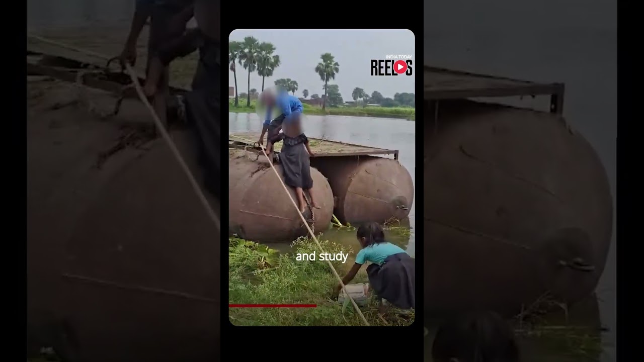 बिहार: स्कूली बच्चे जान जोखिम में डालकर लोहे के पंटून से पार कर रहे बाढ़ प्रभावित नदी #बिहारन्यूज...