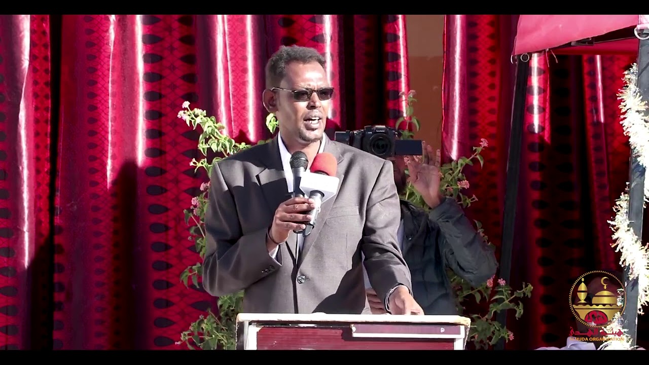 Abwaan Xasan Dhuxul (Laabsaalax) iyo Ardayda Dugsiga Sare ee Al-Huda.