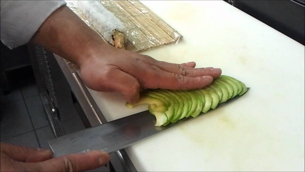 sushi roll アボカドと えび 天ぷら 巻