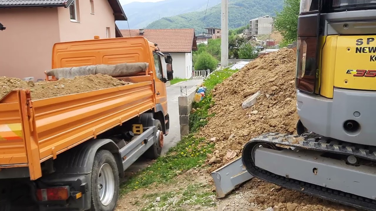 New Holland E35.2 SR utovar zemlje na Mercedes Atego 1218