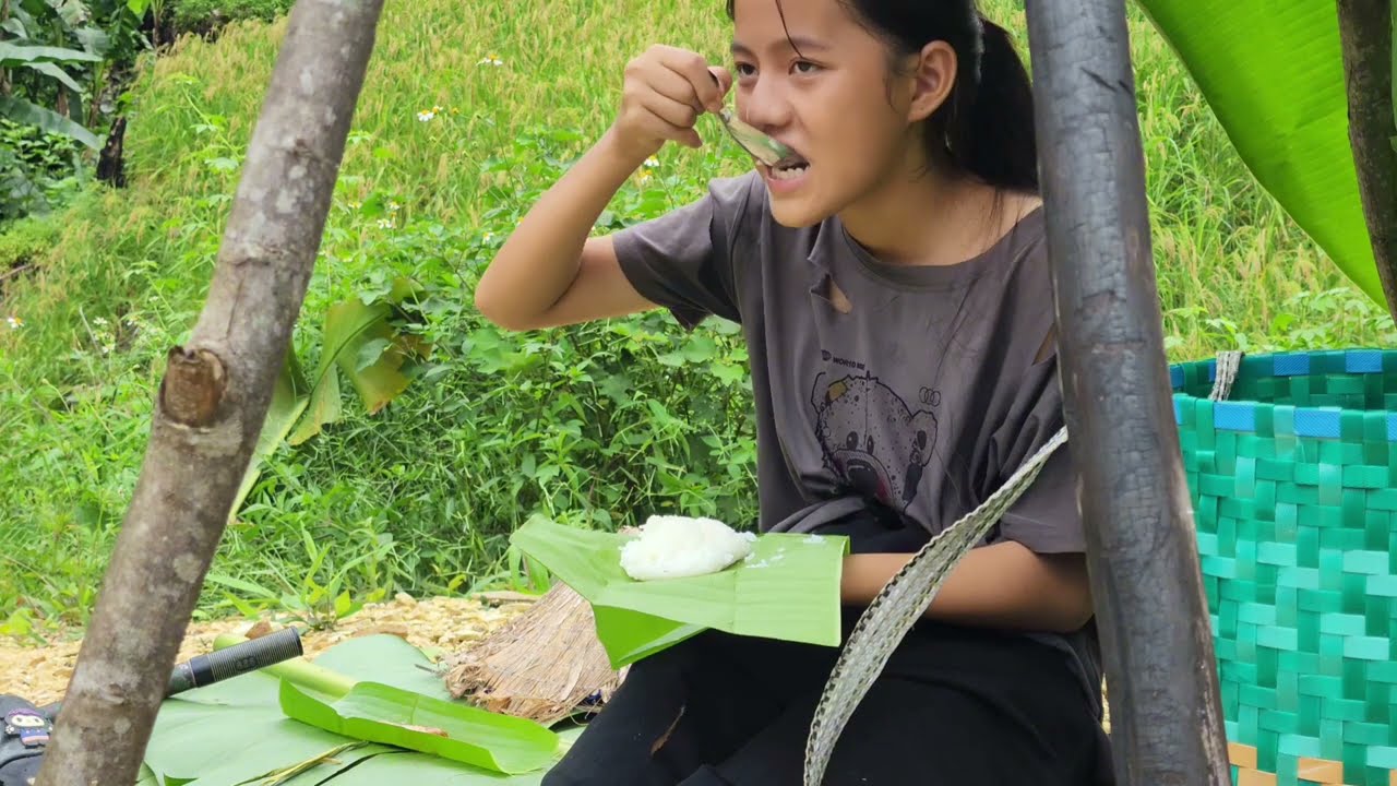The life of a 17-year-old single pregnant mother and a cute deaf-mute girl