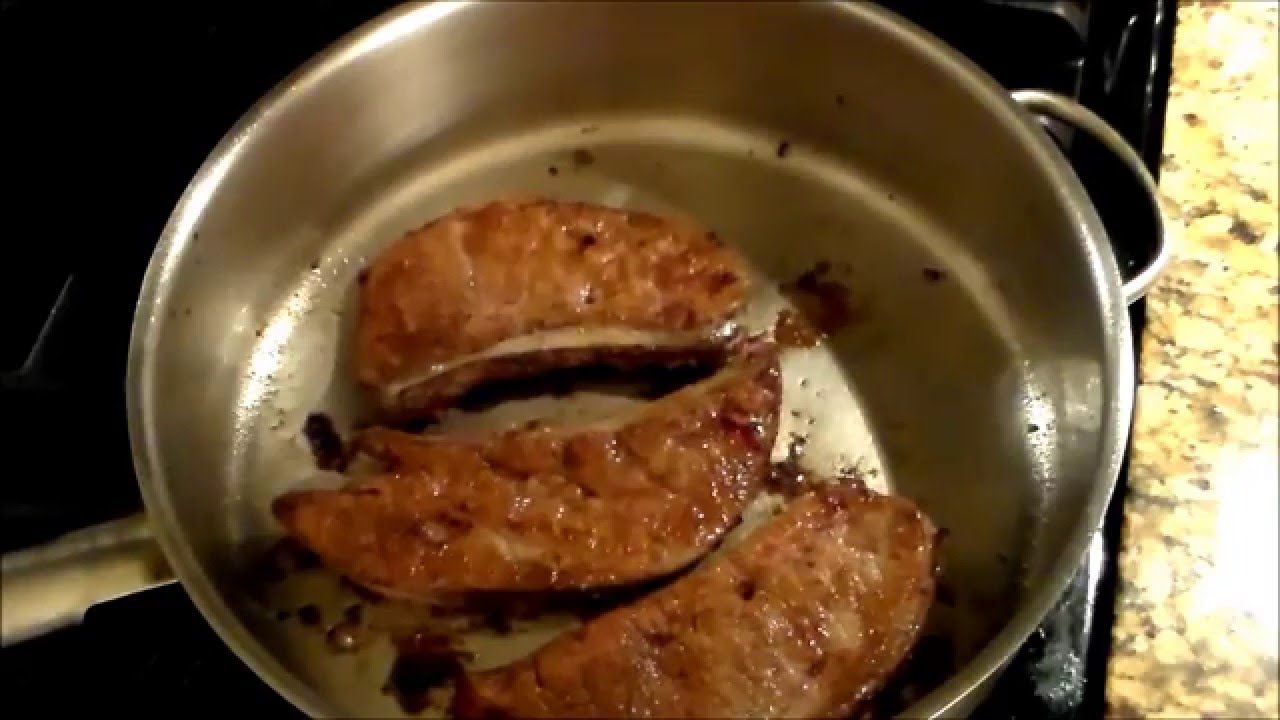 Телячья печень с беконом и луком