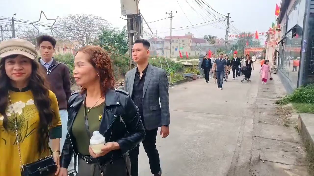 Sáng mùng một của gia đình nhà e đi chúc tết. Năm 2026