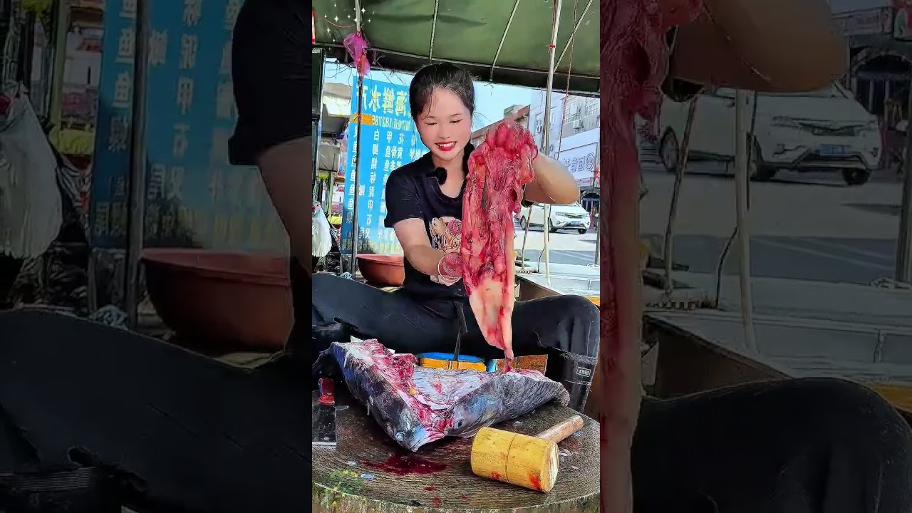 钓鱼佬扛大青鱼来卖赚钱养家，最终我以六百五收了#鱼摊 #杀鱼技术 #日常生活 #厨房菜刀
