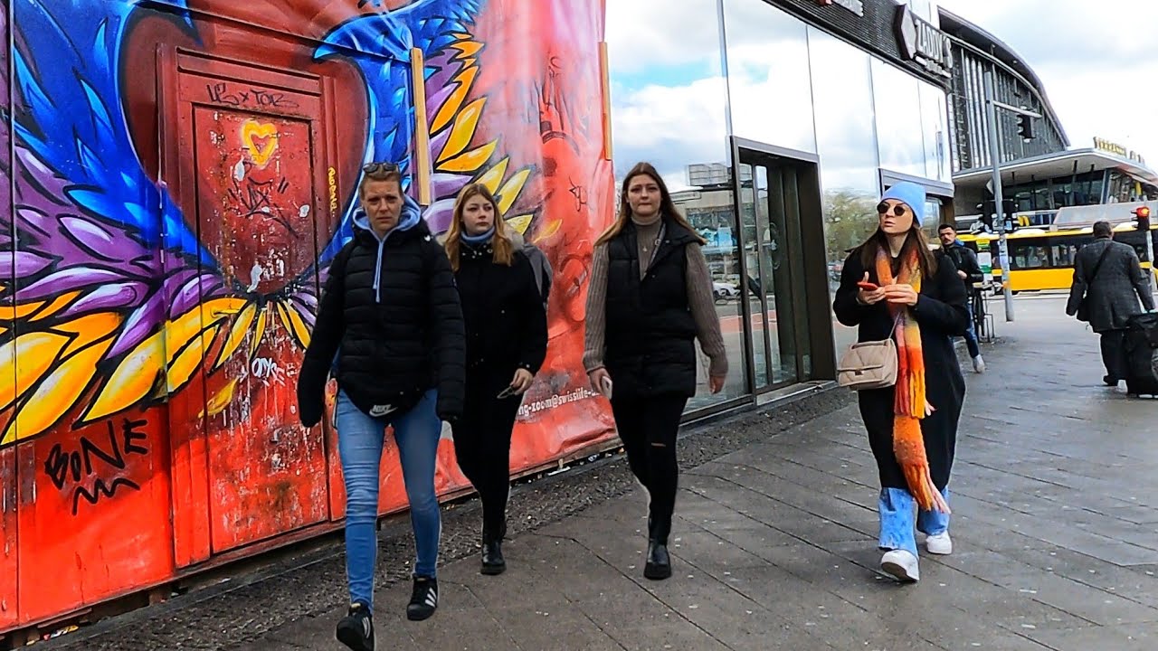 Прогулка по Берлинской U-Bahn Wittenbergplatz. Прогулка по Тауэнцинштрассе в Берлине.