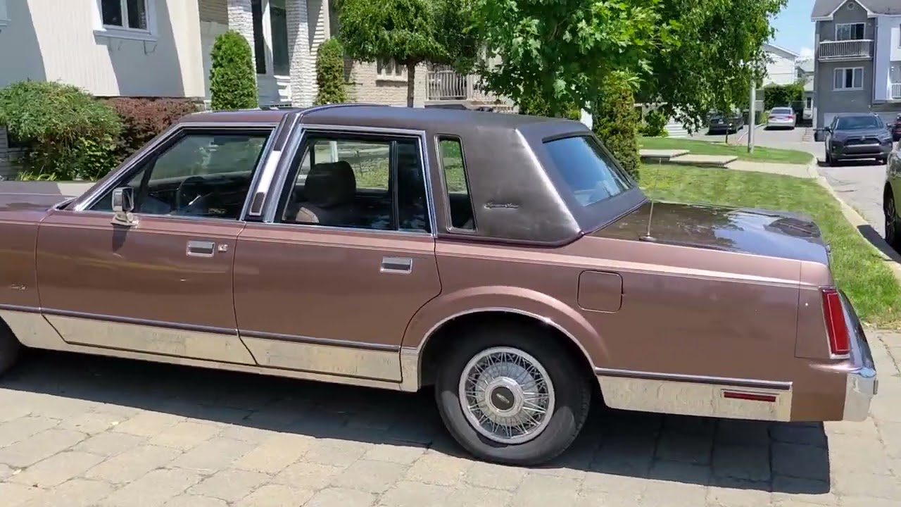 1988 Lincoln Town Car Signature - Beautiful & Rare Color