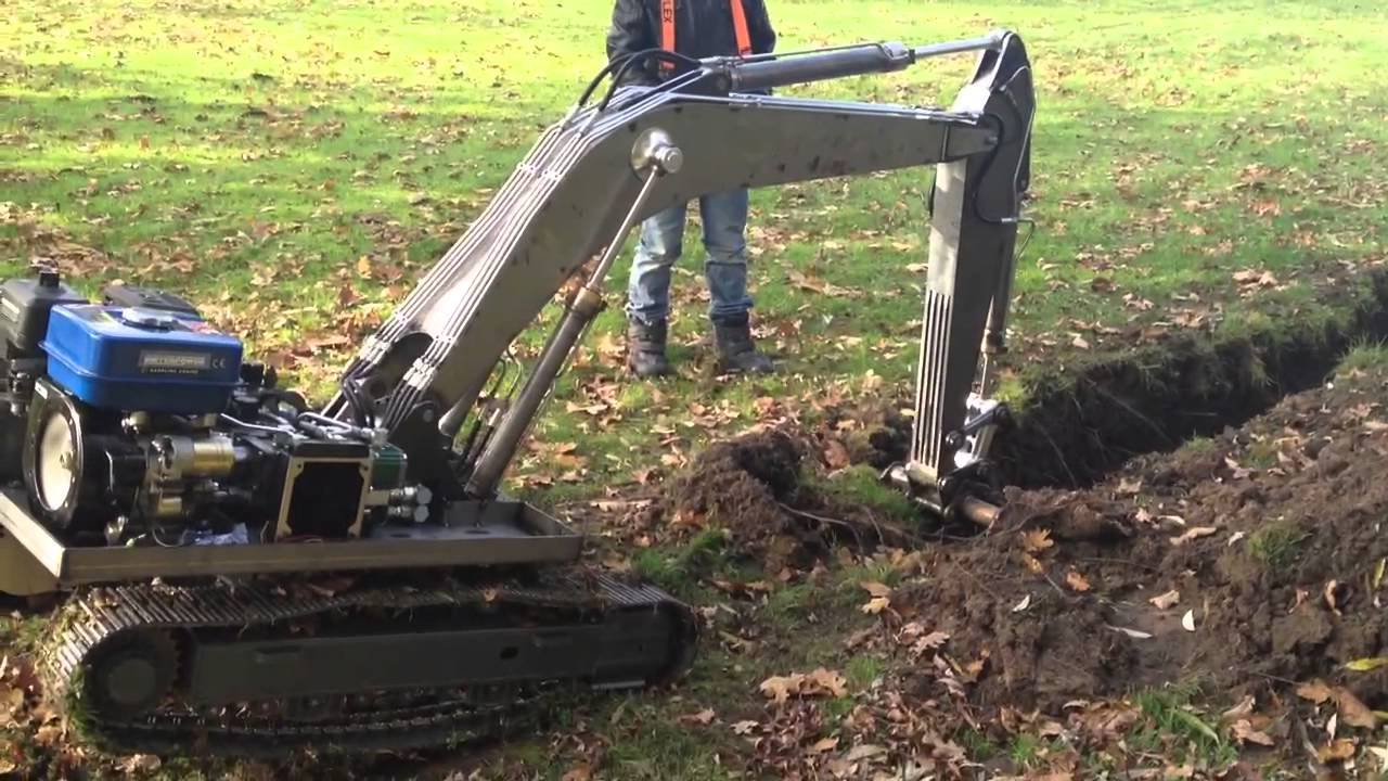 RC-Bagger bei Grabenarbeiten Teil 1