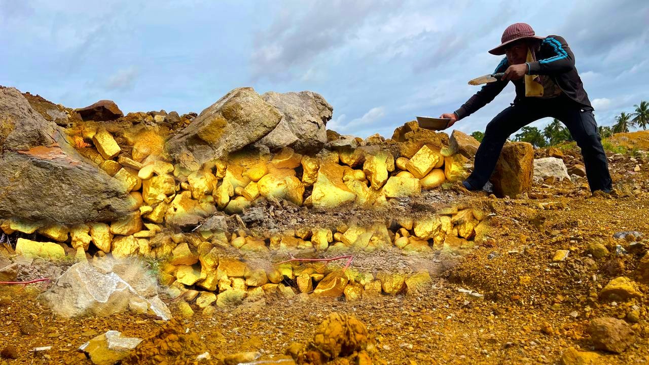 wow amazing finding! a gold hunter found a lot of gold treasure  at mountain