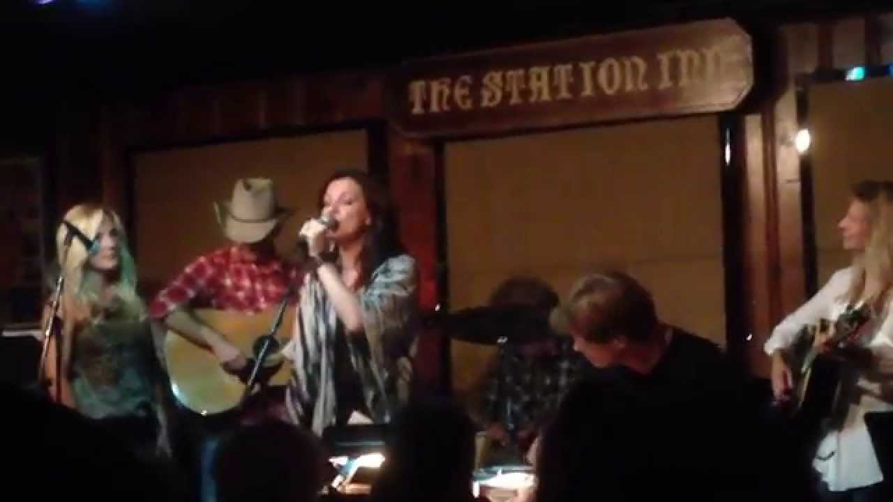 Martina McBride and Rhonda Vincent sing 