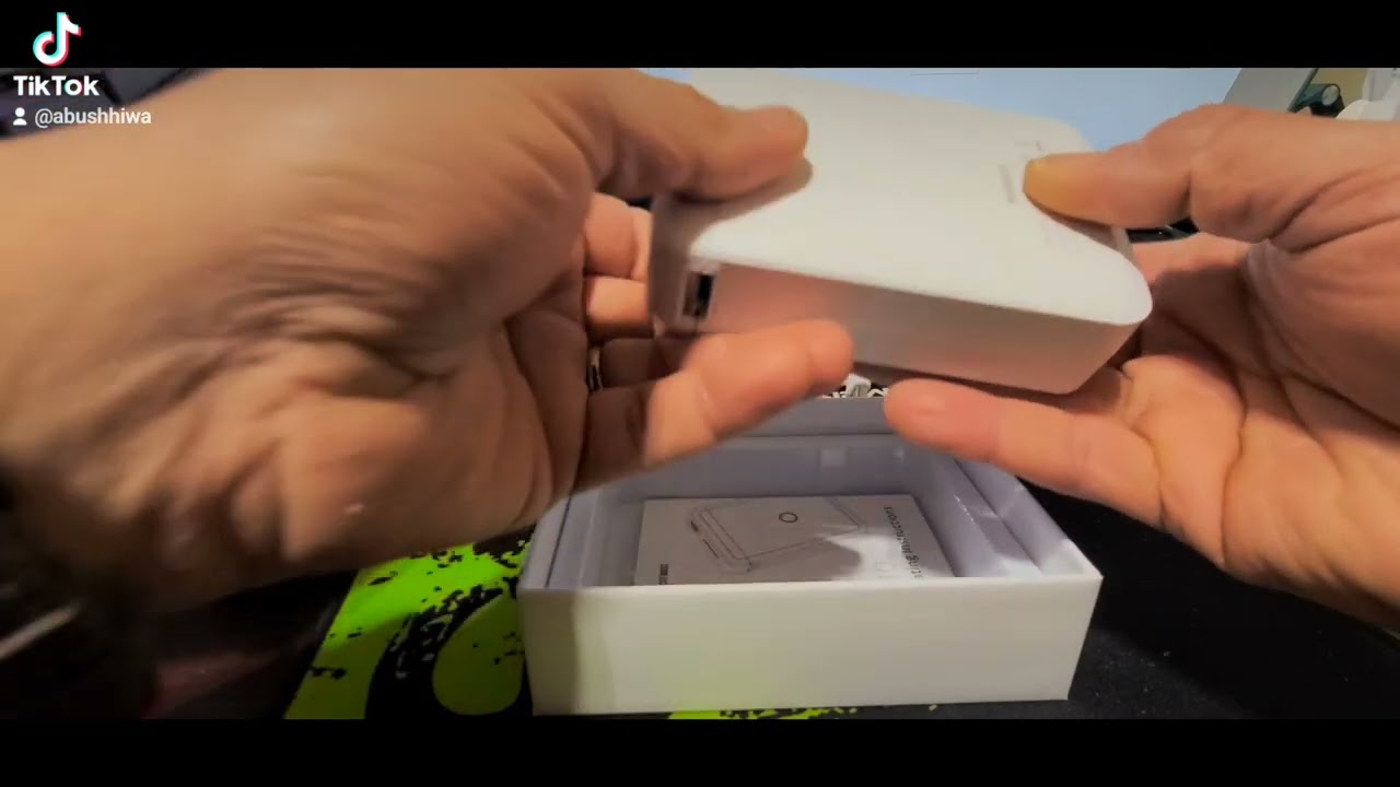 فتح صندوق طابعة حرارية محموله صغيره اسمها NIIMBOT D110