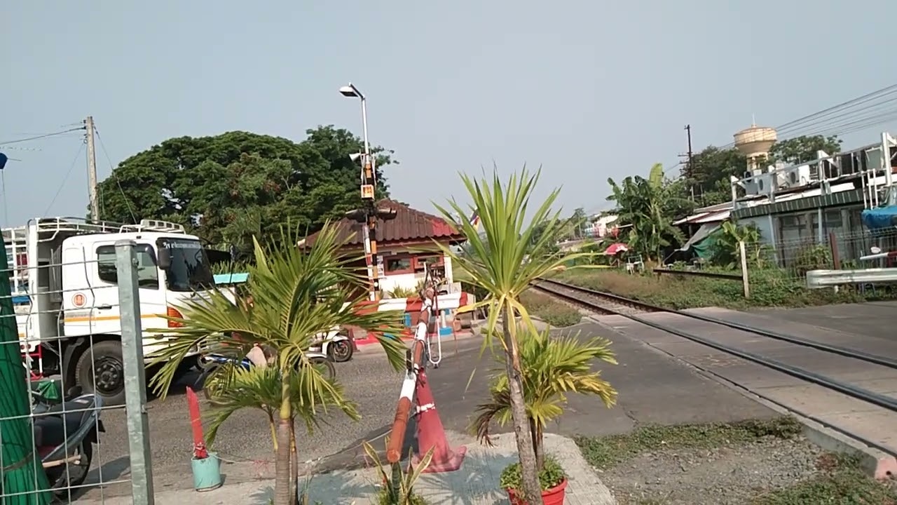 ขบวน72กำลังออกจากสถานีบุรีรัมย์ผ่านซุ้มเครื่องกั้นถนนโรงพยายาลบุรีรัมย์(สทล)375/4-5ครับ9เม.ย.2565