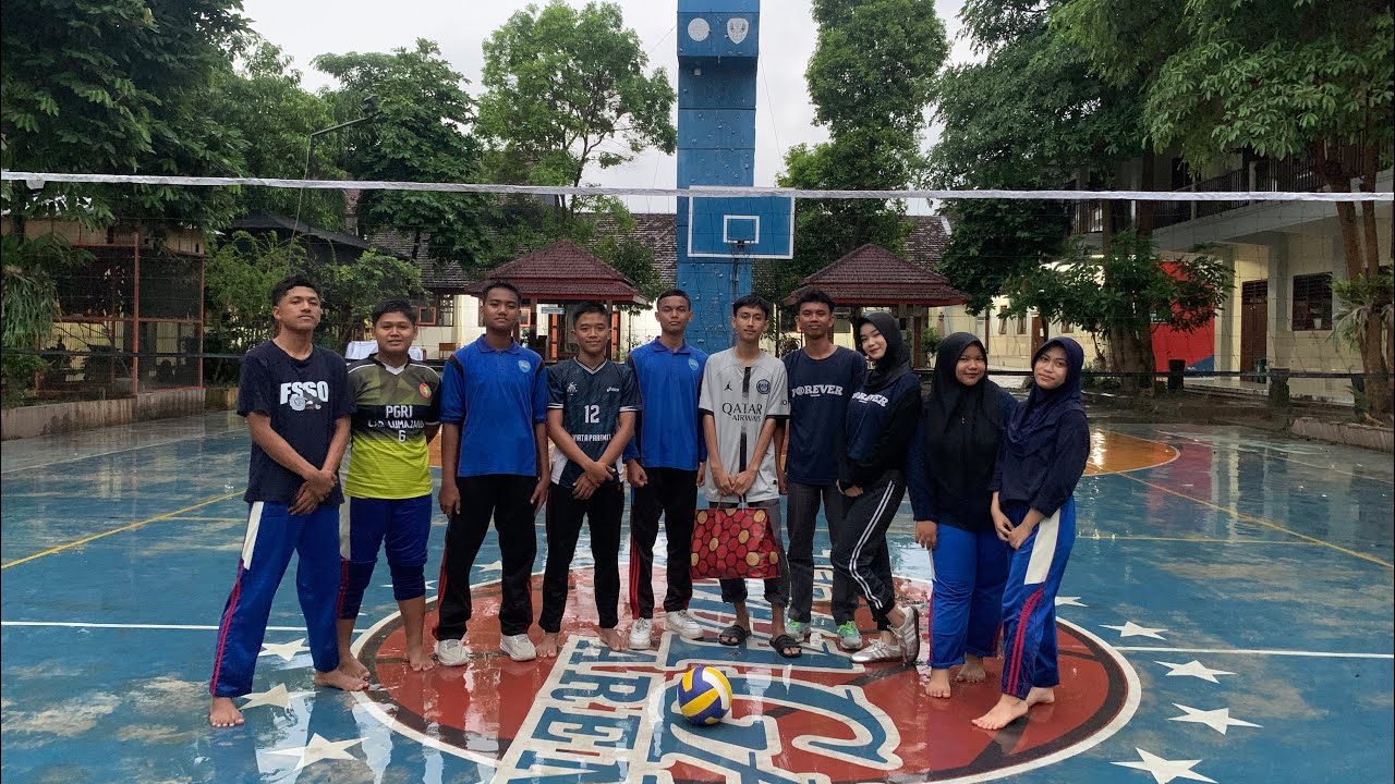Pelatihan olahraga bola voli kepada teman sebaya (kelas X & Xl) 