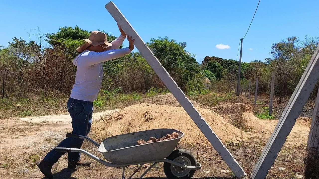 Sítio do zero   Fincando estacas na frente do sítio
