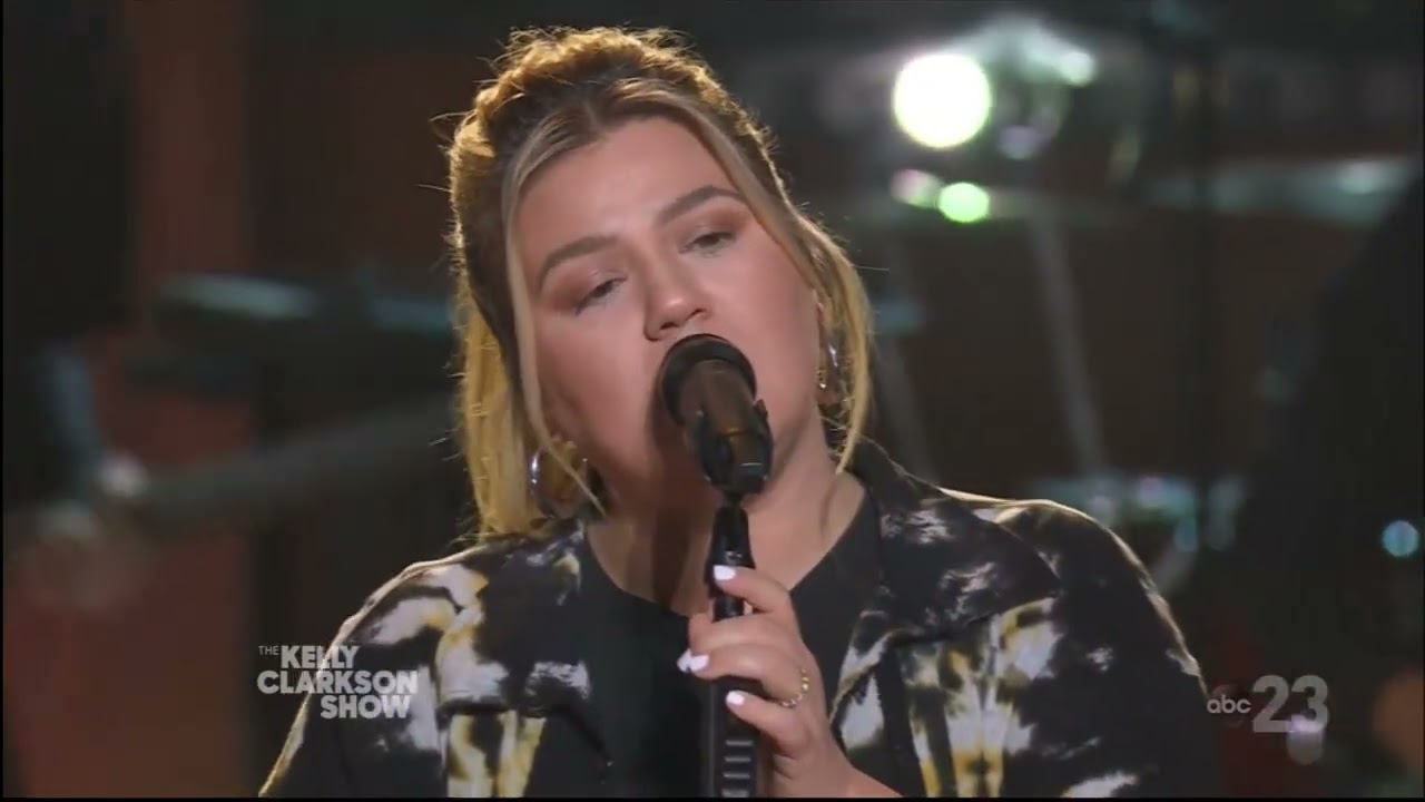 Kelly Clarkson Sings 