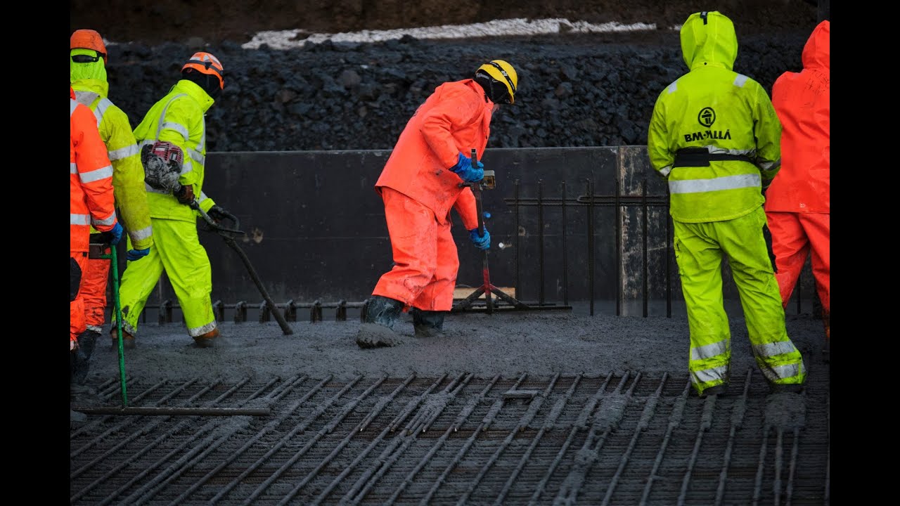 Hringvegur (1) um Ölfusá. Steypuvinna 11.  desember 2025