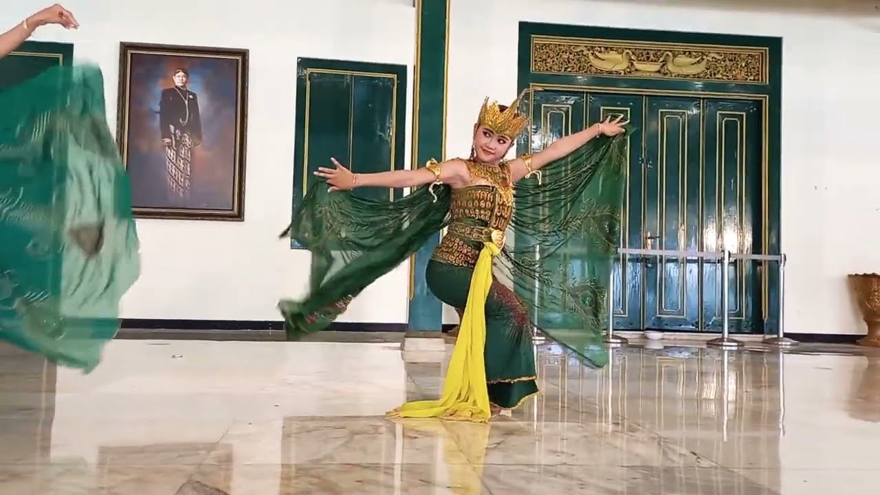 Tari Merak Sanggar Soerya Soemirat by Kirana Akhsa