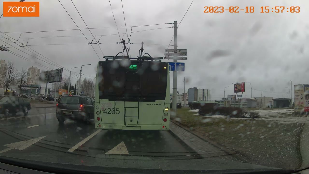 Посмотрите как троллейбус автоматически опускает свои 