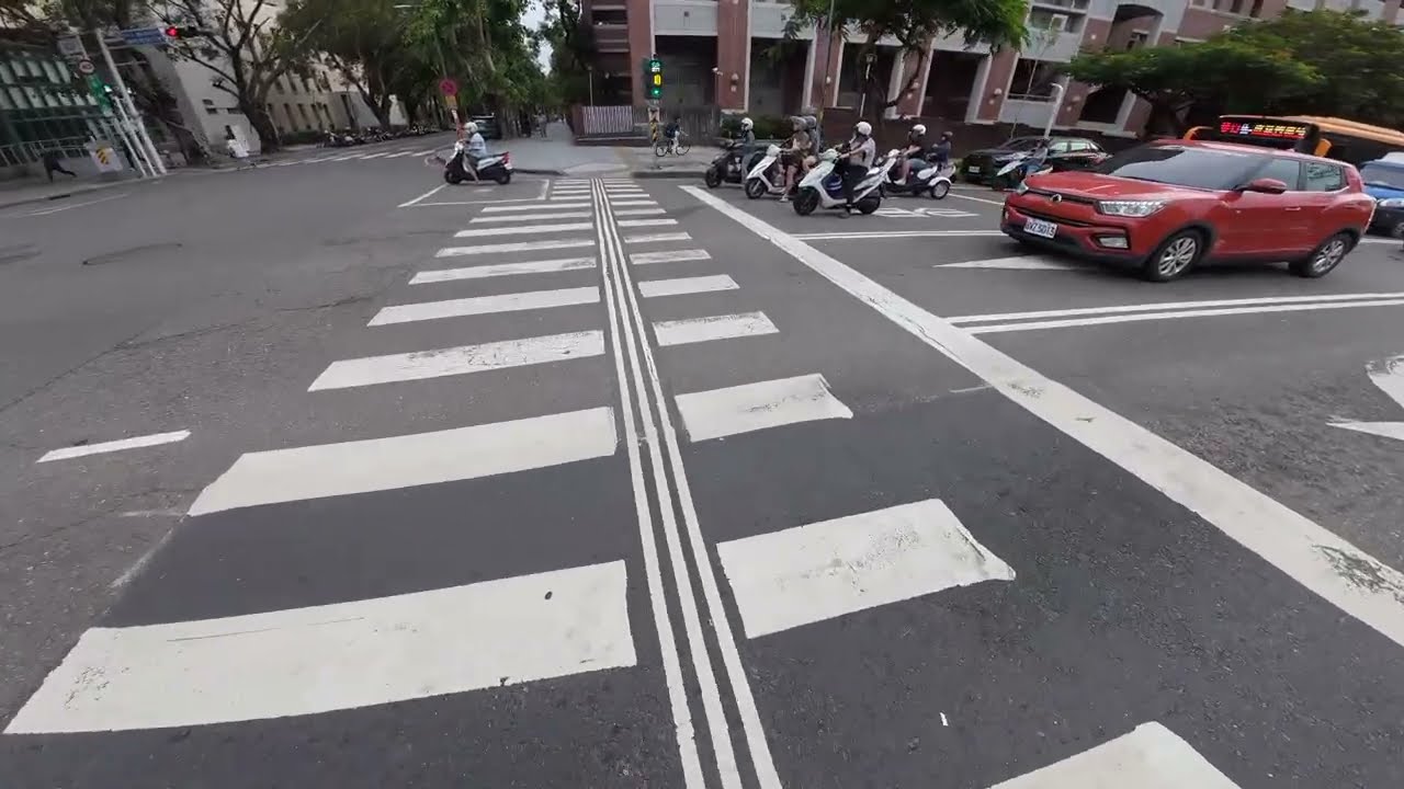 Efficiency peak: Using safety as your shortcut.| 行人專用時相，總是會有高速的騎腳踏車衝上人行道。