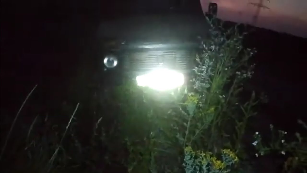 Не уведел тракторную колею и встрял по радиатор....