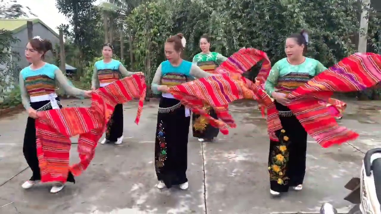 đội múa GĐ Hà Lơ xòe khăn