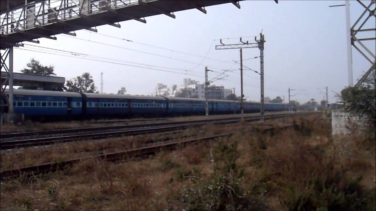 Twin Tone Honking BRC WAP-4E with 19011 Gujarat Express